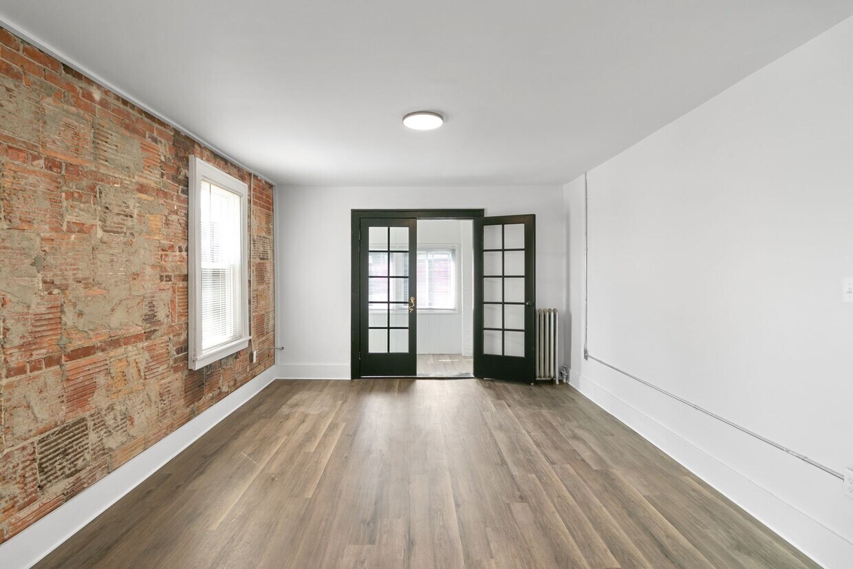 Foto principal - Third Floor Two Bedroom Unit Available