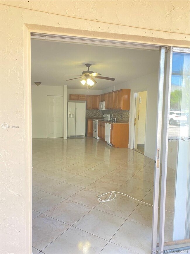 Foto del edificio - 7847 Miller Dr