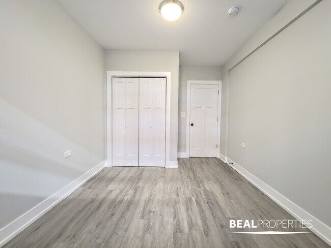 Photo - 819 W Waveland Ave Apartment