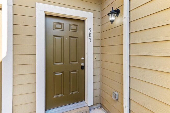 Building Photo - 1620 Bryant Dr