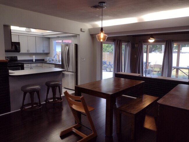 Foto del edificio - 1023 N Golf Dr
