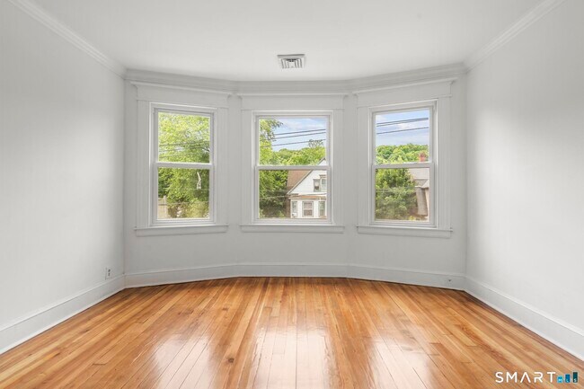 Foto del edificio - 132 Bunker Hill Ave