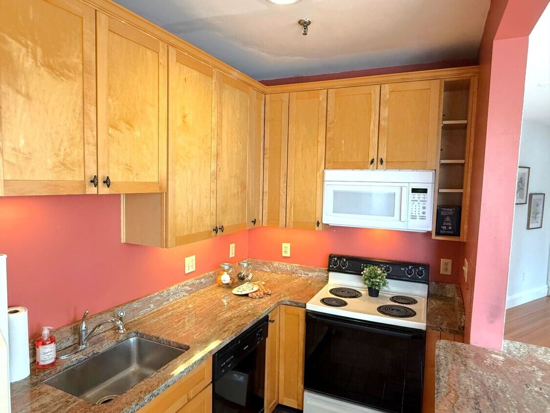 Foto principal - 2 Bedroom sunny second-floor corner unit a...