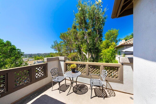 Foto del edificio - Spacious End-Unit Townhome in the Charming...