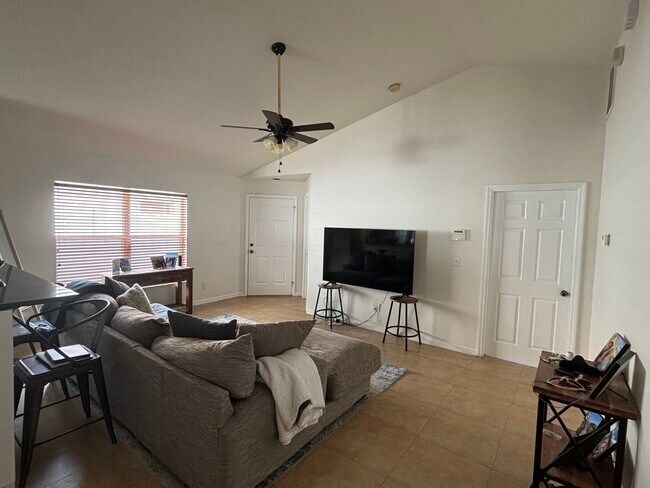 Building Photo - 10415 Lakeside Vista Dr