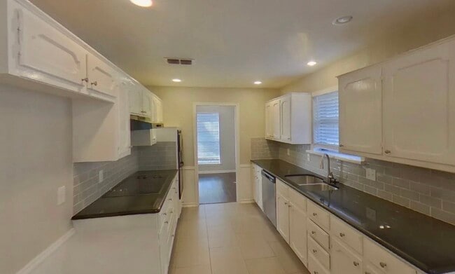 Foto del edificio - Your Perfect Next Chapter Starts in This 4-Bedroom Home