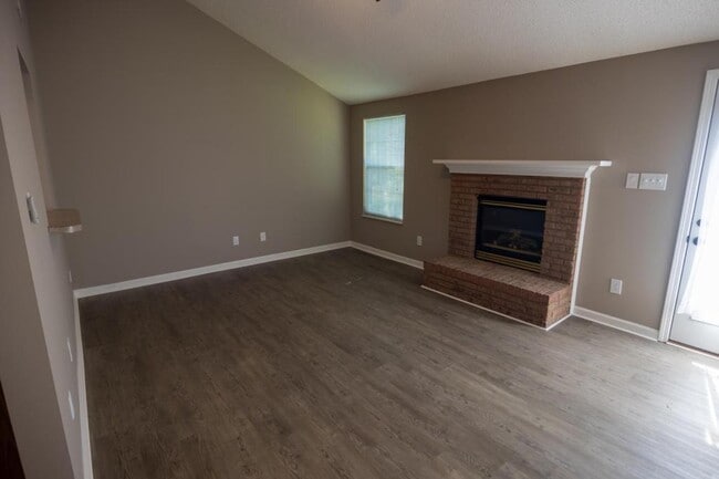 Building Photo - 130 Hawthorne Oaks Way