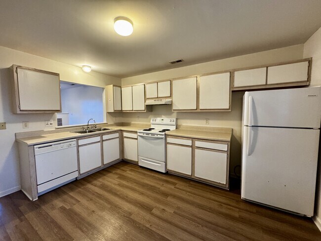 Building Photo - 204 Meadowbrook Ln