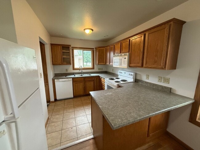 Building Photo - 3 Bed 1 Bath with Garage and Fenced in Yard