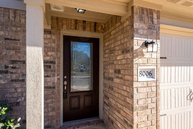 Foto del edificio - Modern Comfort Meets Everyday Living in This Beautifully Updated Two Story Home for Rent