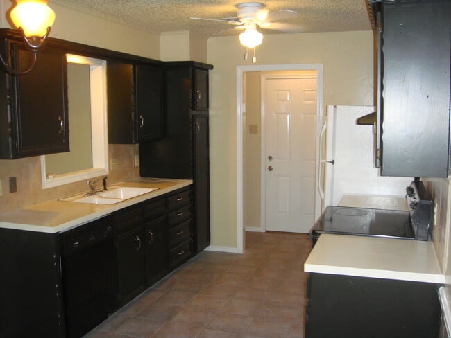 Building Photo - PRICE DROP AND REDUCED DEPOSIT! Pre-Leasin...