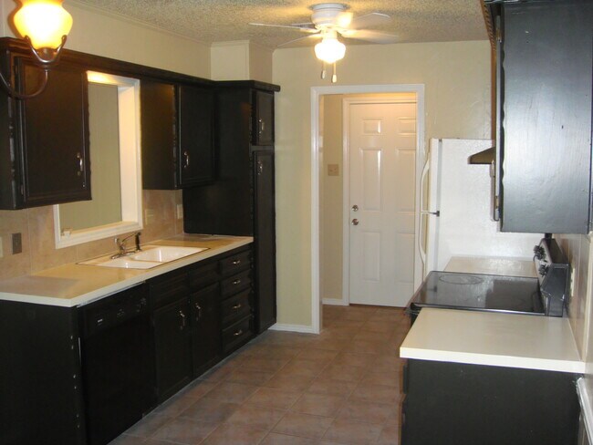 Foto del edificio - PRICE DROP AND REDUCED DEPOSIT! Pre-Leasin...