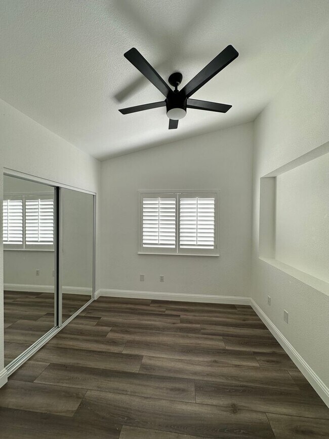 Foto del edificio - Available Now!