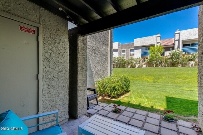 Foto del edificio - 8020 E Thomas Rd