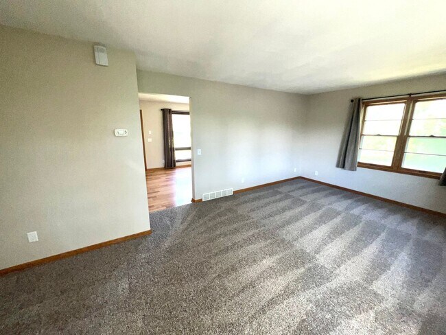 Building Photo - Spacious 3-bed, 2-bath Single Family Home!