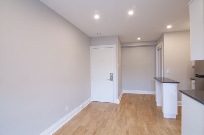 Building Photo - 25 Av des Pins O