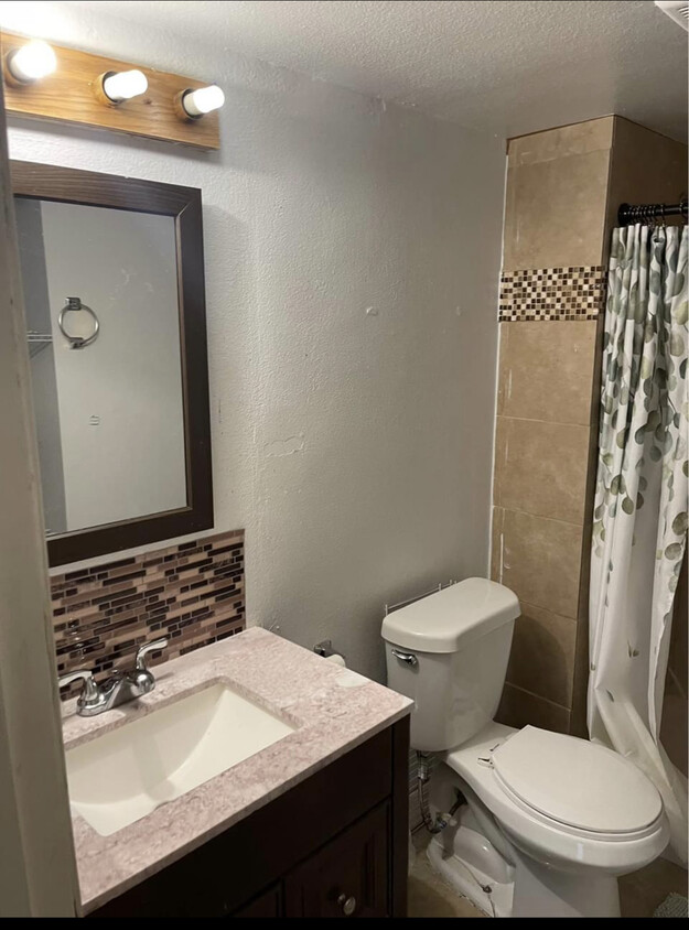Master toilet - 13290 E Jewell Ave