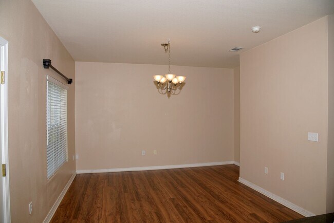 Building Photo - CONVENIENT TO EVERYTHING!