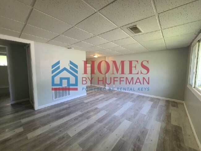 Building Photo - Two Bedroom House | MOVE IN READY