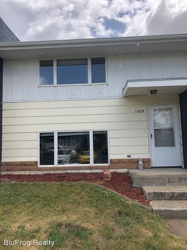 1509 7th Ave SW, Jamestown, ND 58401 House Rental in Jamestown, ND