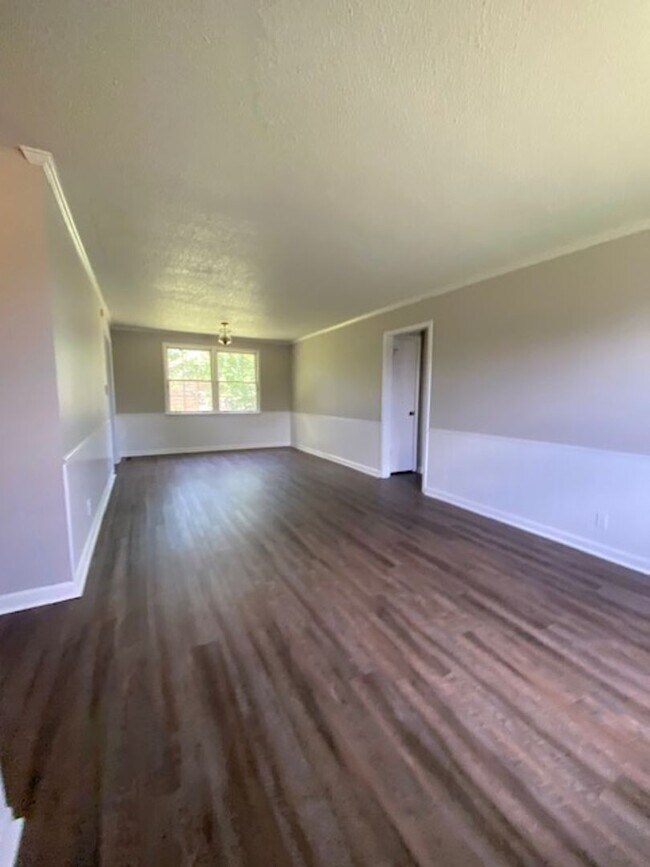 Building Photo - 725 Overton Dr
