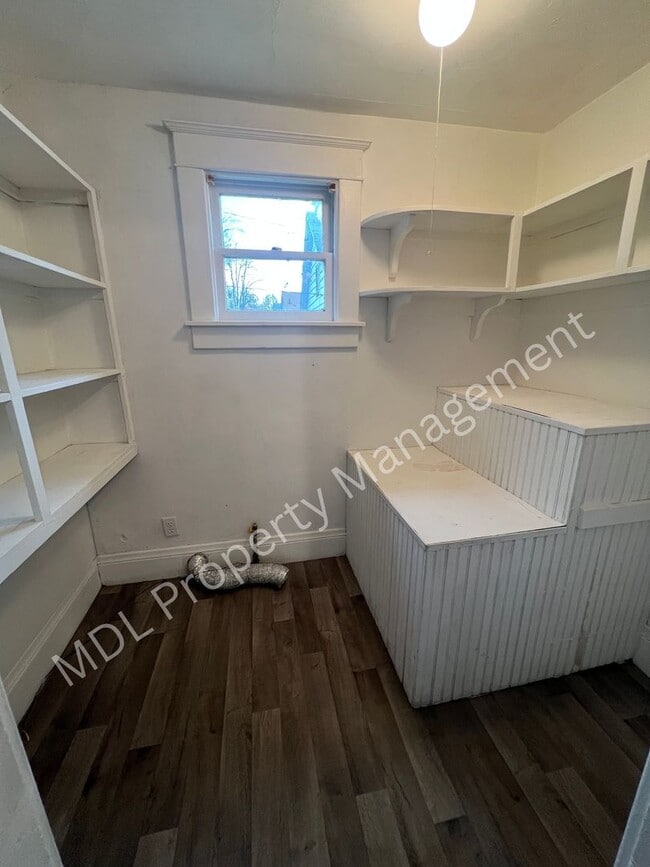 Foto del edificio - Spacious 5-Bedroom Home- This won't last l...