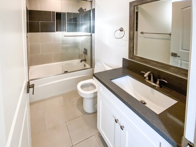 Foto del edificio - 1299 W 36th St