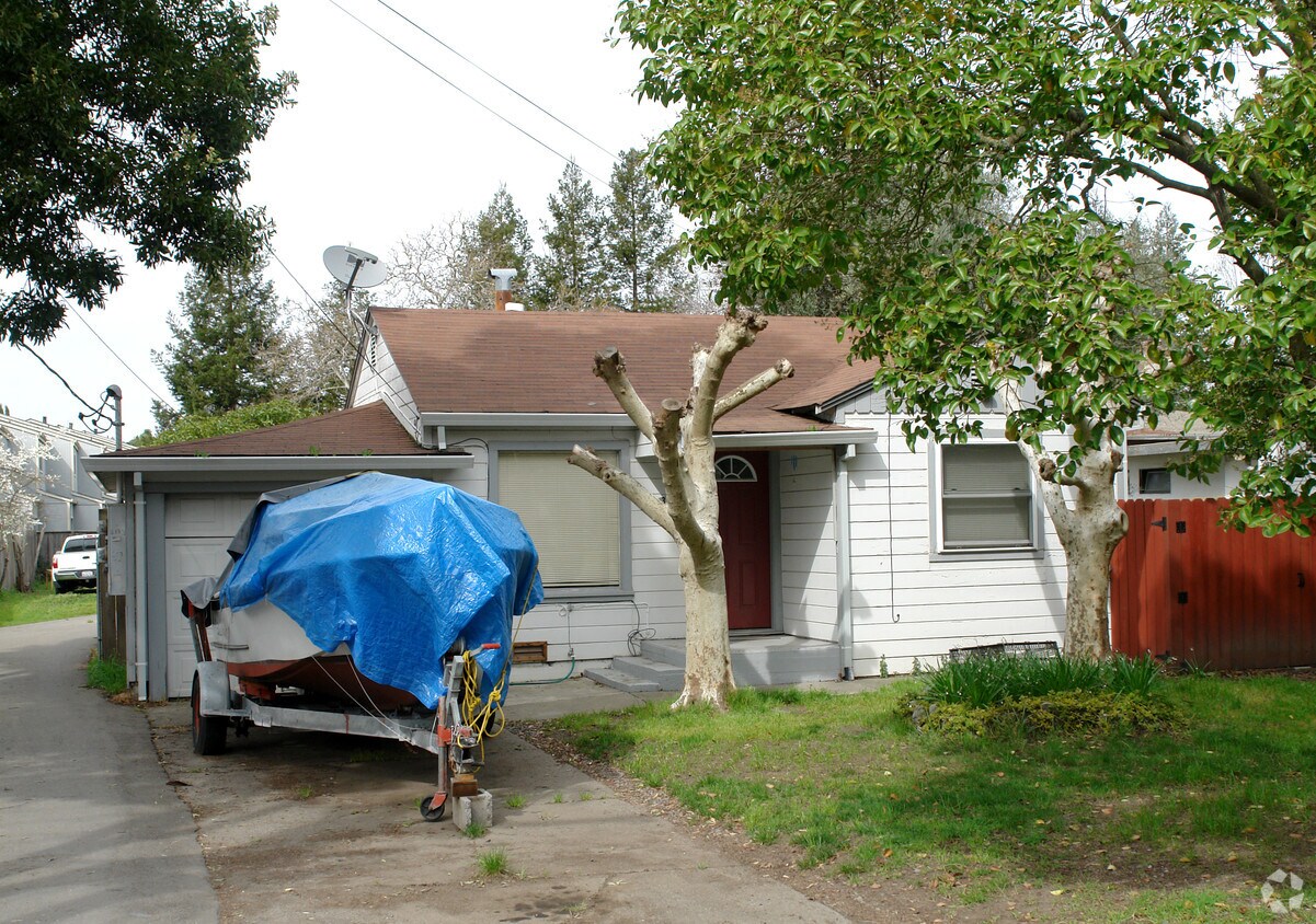 Building Photo - 613-6131/2 Grandberg Ct