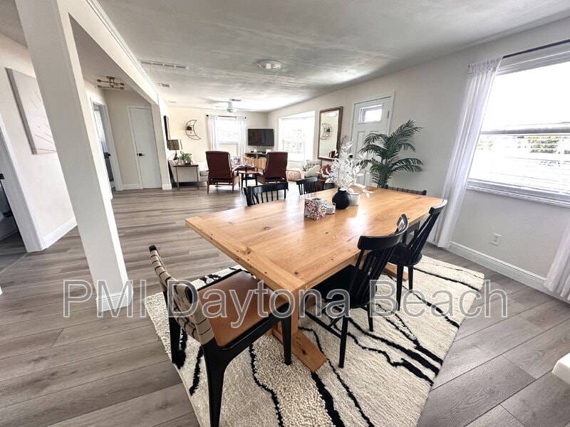 Primary Photo - 2563 S Peninsula Dr