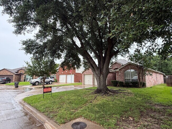 Foto del edificio - Charming 3 Bedroom Haven with 2 Full Baths in Fort Worth. Spacious 1748 Sq. Ft. Retreat on Comfor...