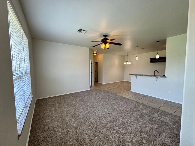 Building Photo - 3br 2ba Duplex!