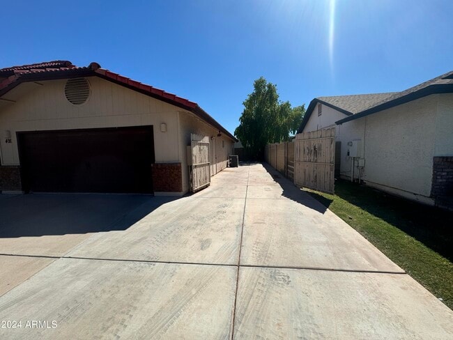 Building Photo - 491 E San Pedro Ave