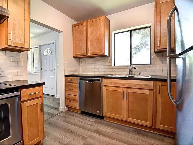 Photo - 3 BR / 1 BA in nicely updated duplex in No... House