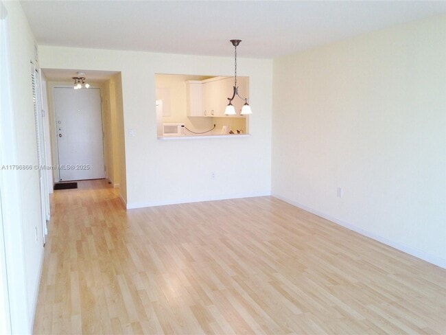 Building Photo - 1150 Collins Ave