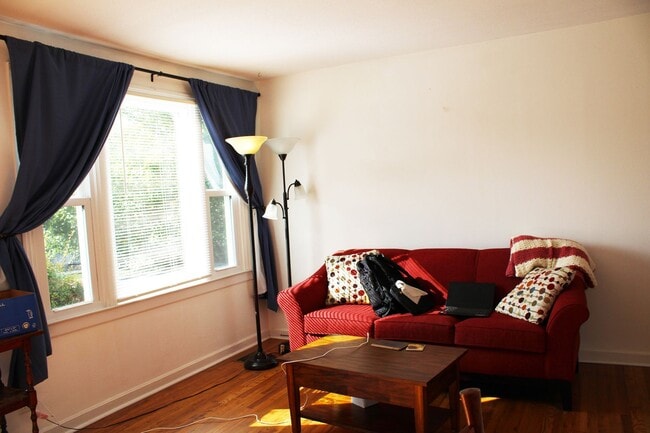 Building Photo - Renovated Sapphire Manor Condo