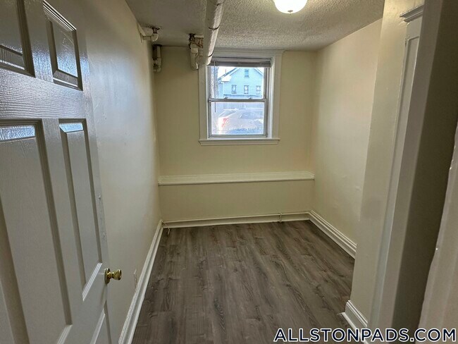 Building Photo - 524 Cambridge St