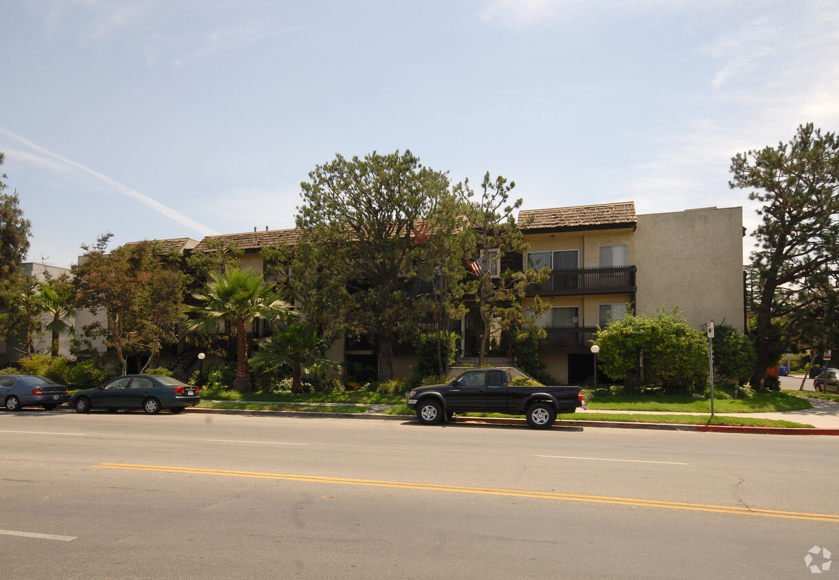 Building Photo - 5000 Whitsett Ave