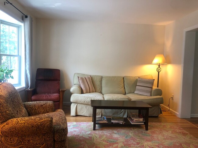 Foto del edificio - FULLY FURNISHED: 2 BED/1.5 BATH (6 Month R...