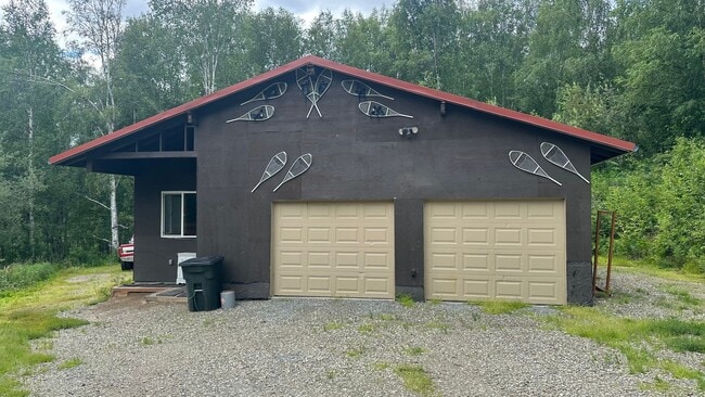Building Photo - 3BR/2.5BA Home – Private with Large Detached Garage