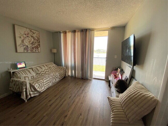 Foto del edificio - 8710 N Sherman Cir