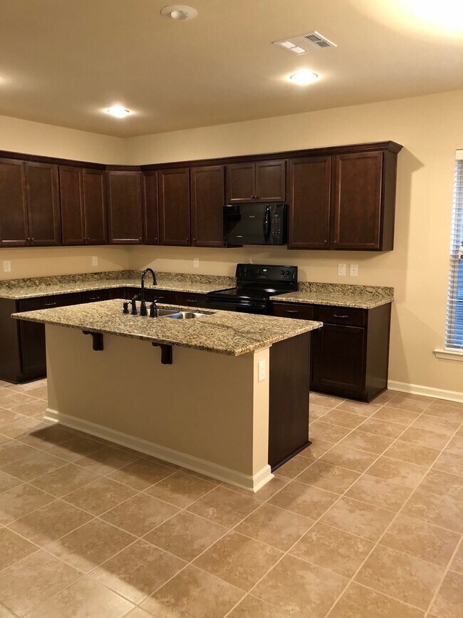 Foto del edificio - 3BD 2BA House in Hunters Trace Subdivision