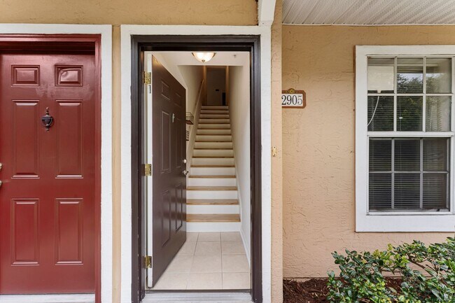 Foto del edificio - IMMACULATE 2nd Story condominium with so m...