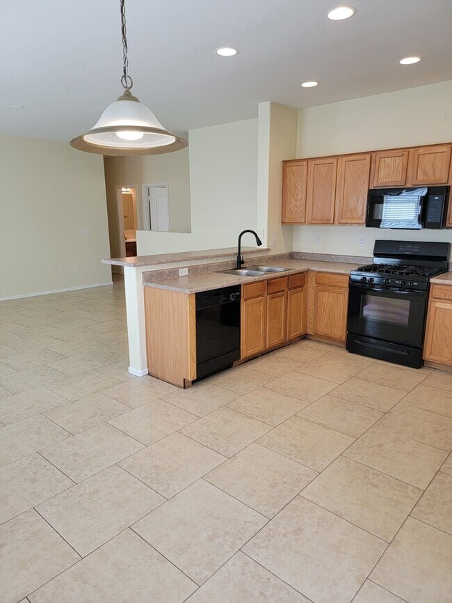 Building Photo - Fabulous 3-bedroom, 2-bathroom home For Re...