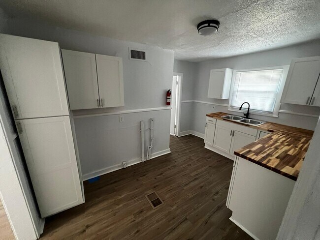 Foto del edificio - 1058 Combs St