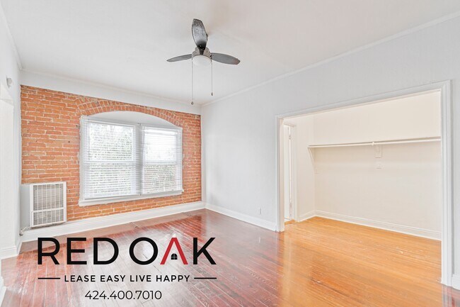 Foto del edificio - Lovely Studio with Exposed Red Brick, Stai...