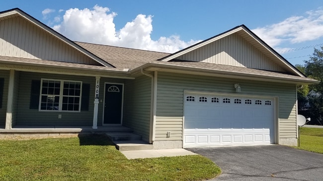 Building Photo - 100 Pinehurst Dr