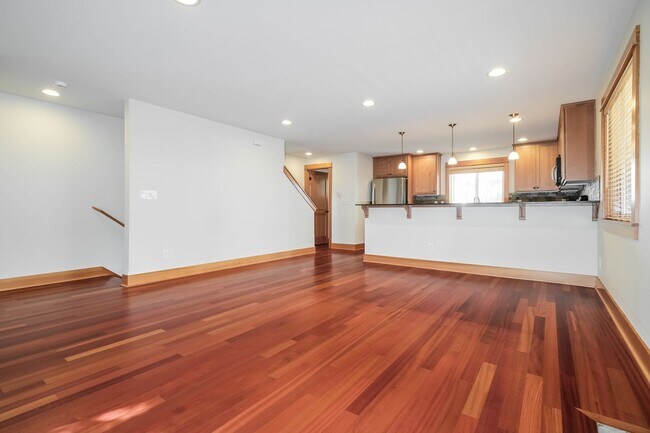 Foto del edificio - Bright and Spacious Residence with Vaulted Ceilings and Garage