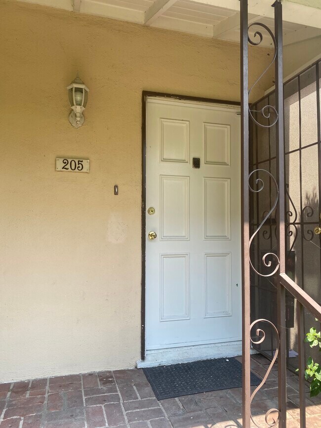 Foto del edificio - 205 S Doheny Dr