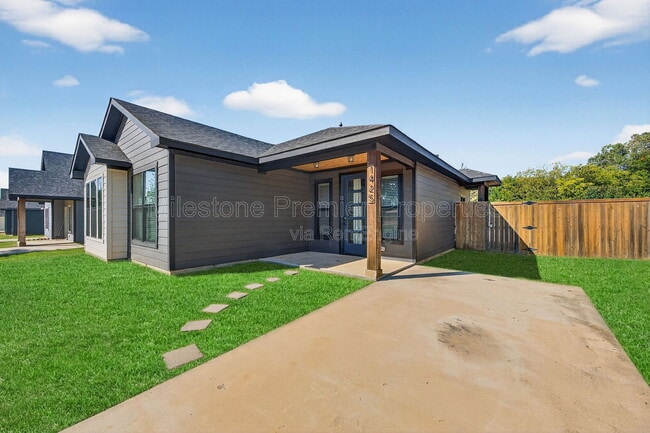 Building Photo - 1425 S 7th Ave