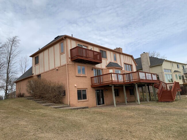 Building Photo - 1698 Mackwood Rd